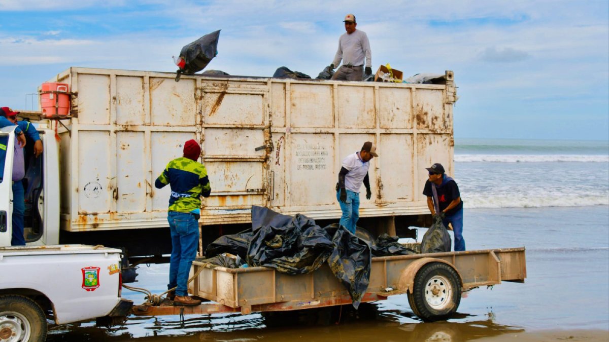 jornada de limpieza en playas de guamuchil camion