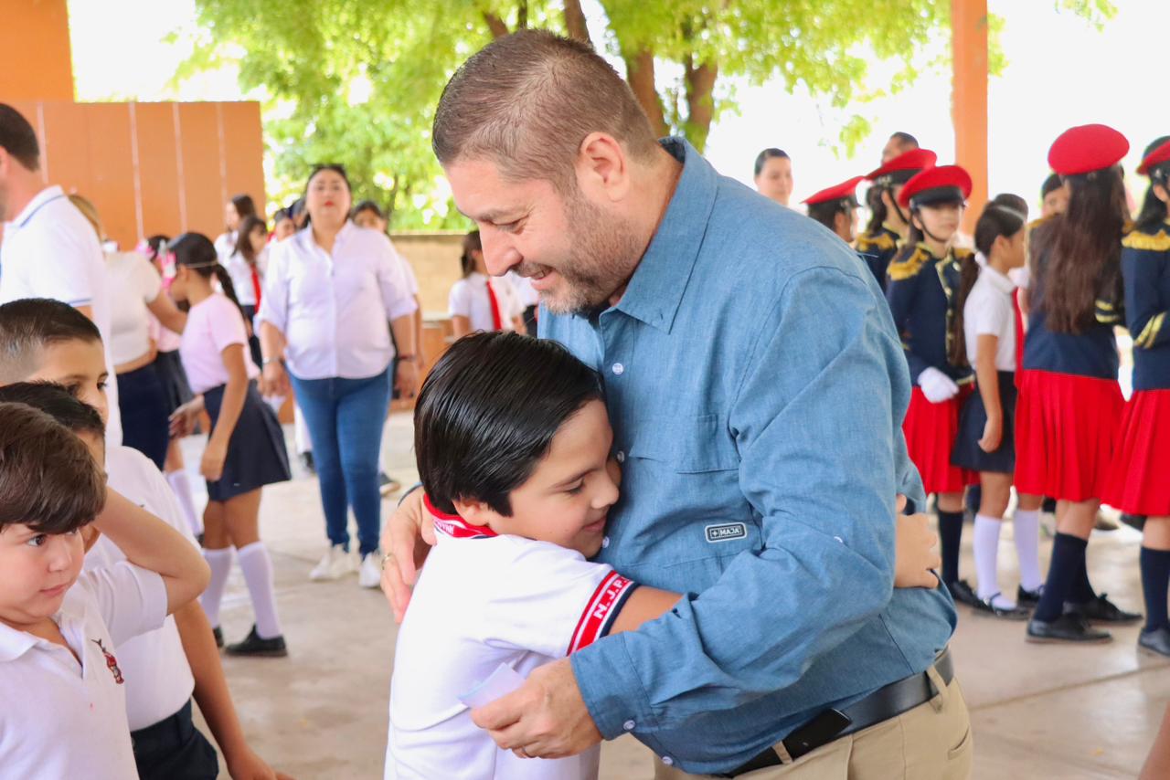 José Paz en escuela de Badiraguato