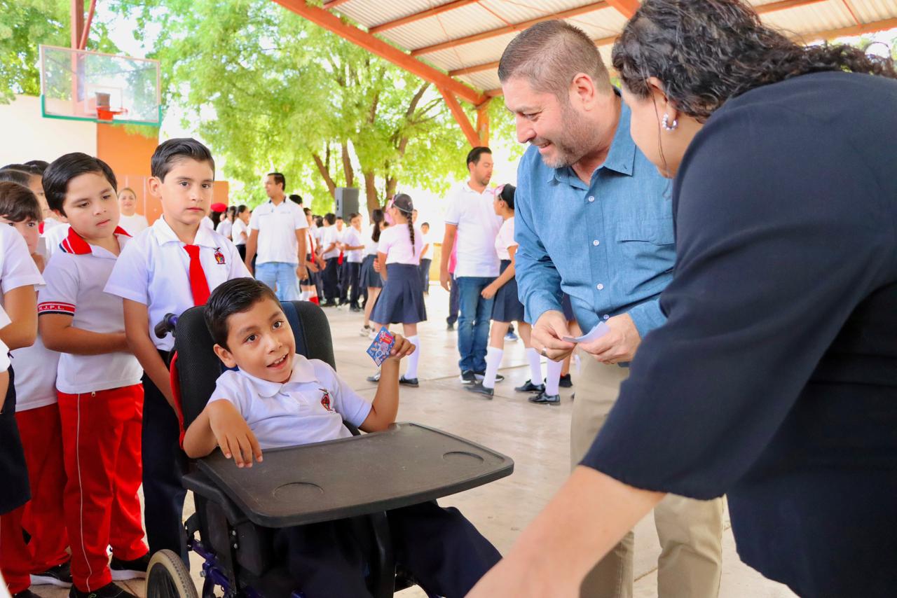 José Paz en escuela de Badiraguato