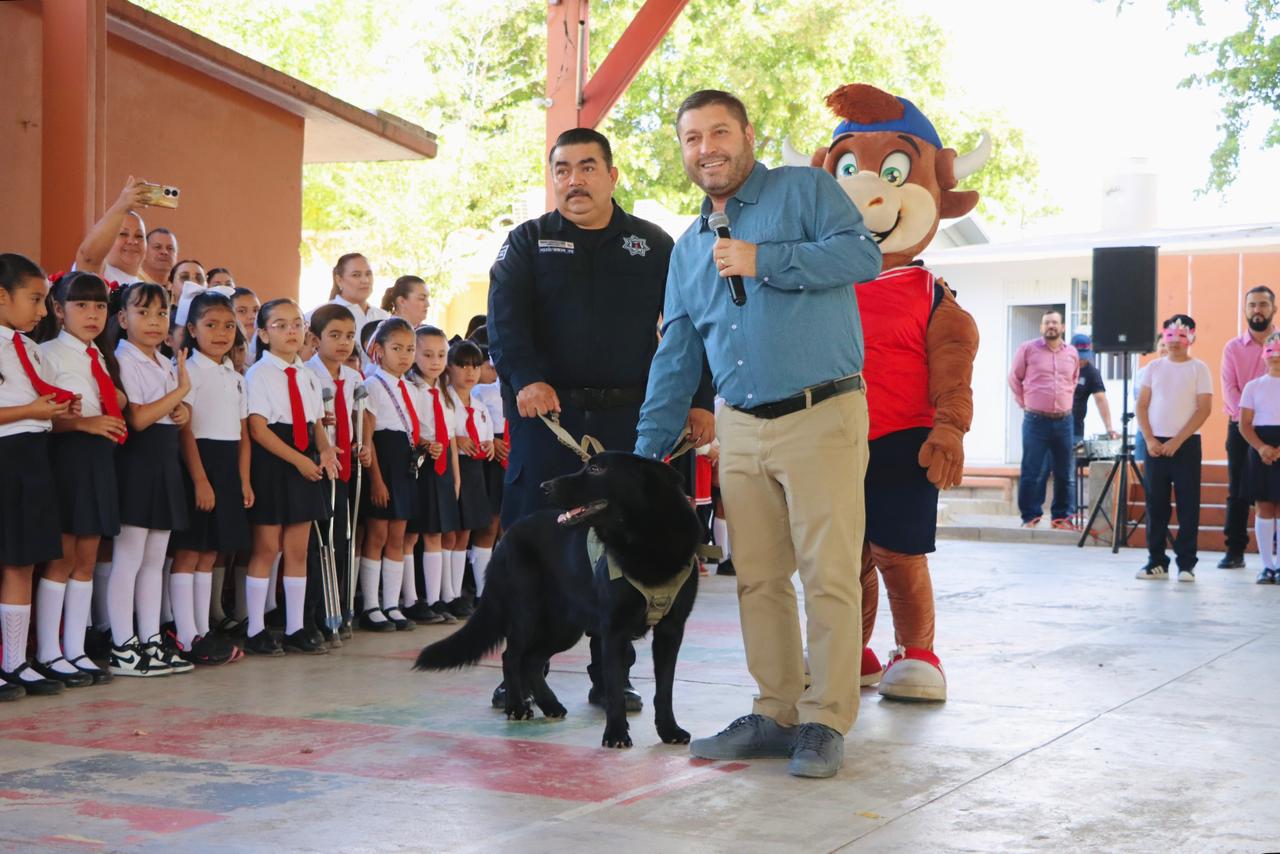 José Paz en escuela de Badiraguato