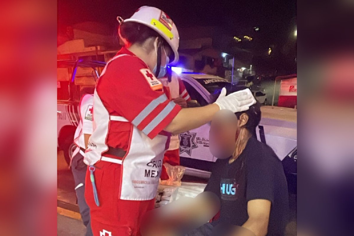 Paramédico atiende a joven macheteado