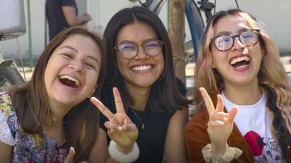 Beneficiarios de Jóvenes Escribiendo el Futuro recibirán 11,600 pesos; checa el calendario de pagos de abril