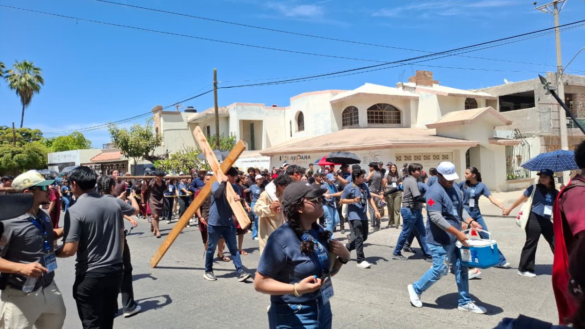 jovenes de los mochis reviven el viacrucis calle
