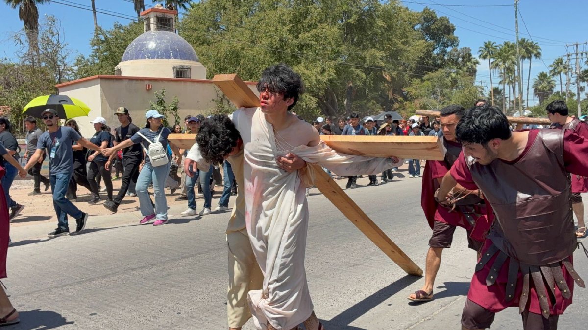 jovenes de los mochis reviven el viacrucis calles