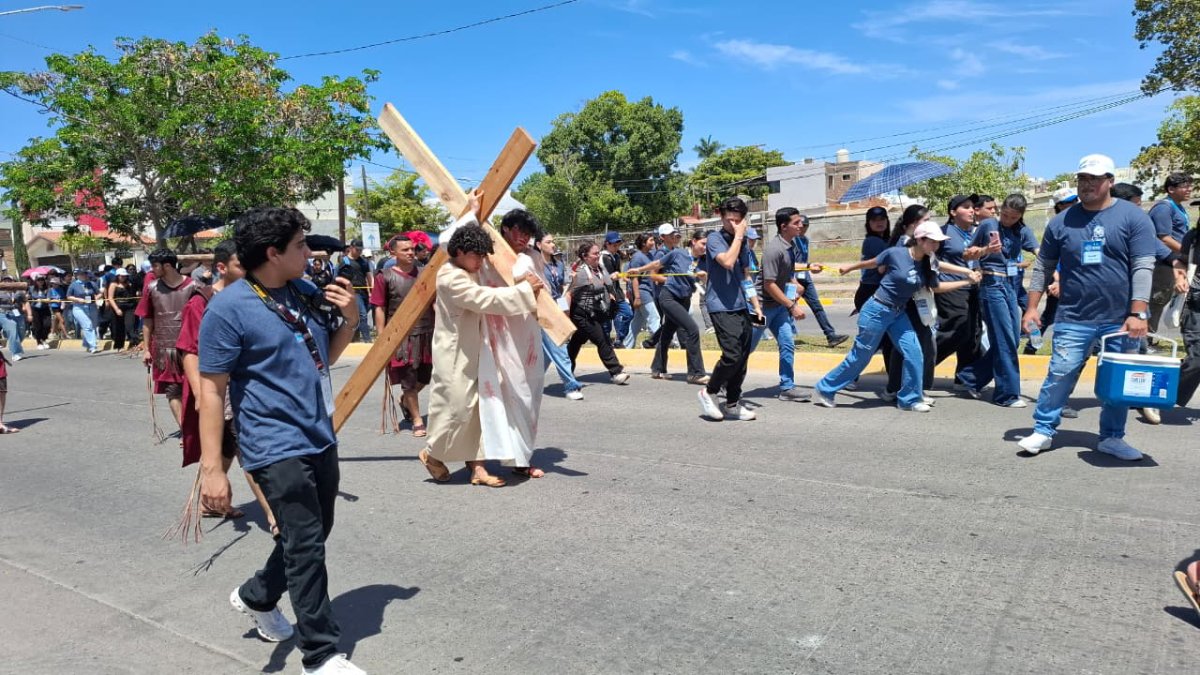 jovenes de los mochis reviven el viacrucis cargar