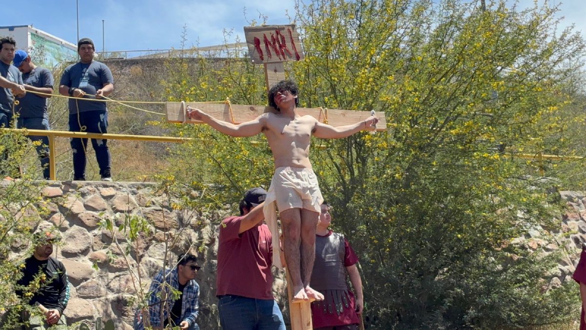 jovenes de los mochis reviven el viacrucis crucificar