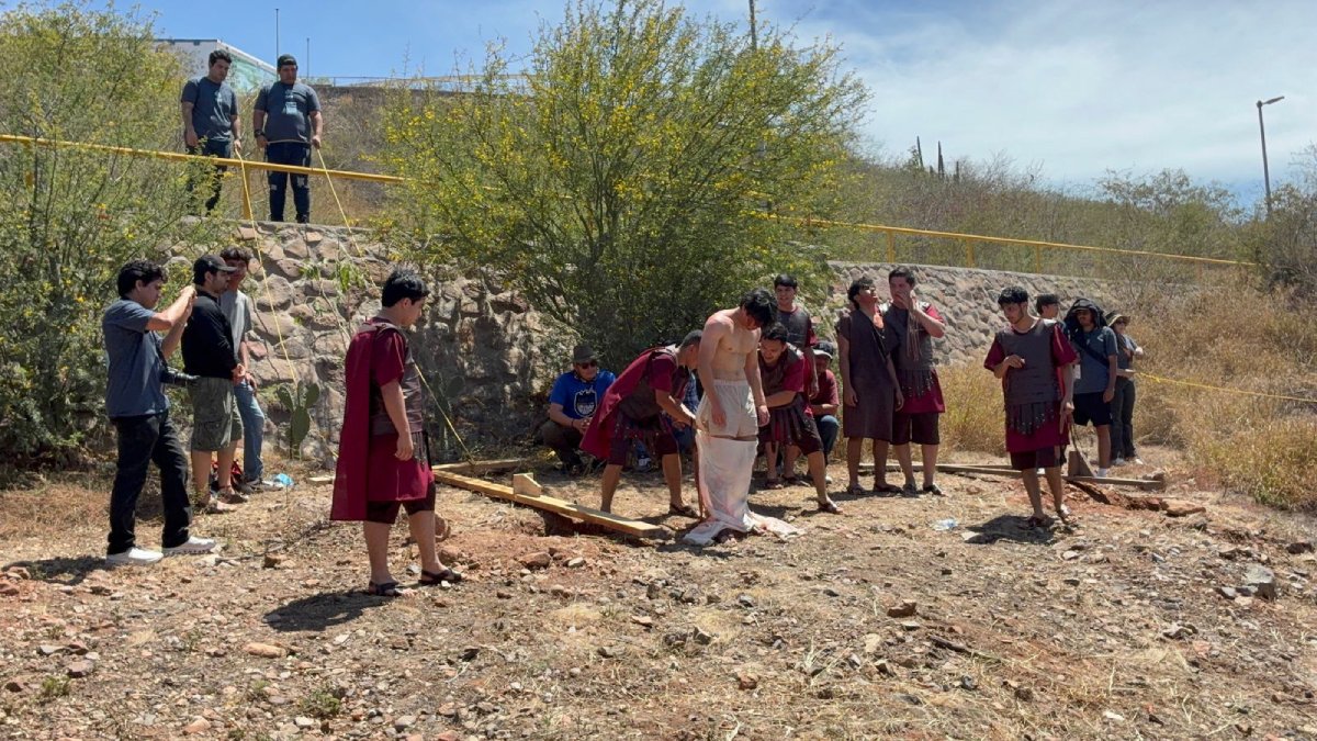 jovenes de los mochis reviven el viacrucis cruz