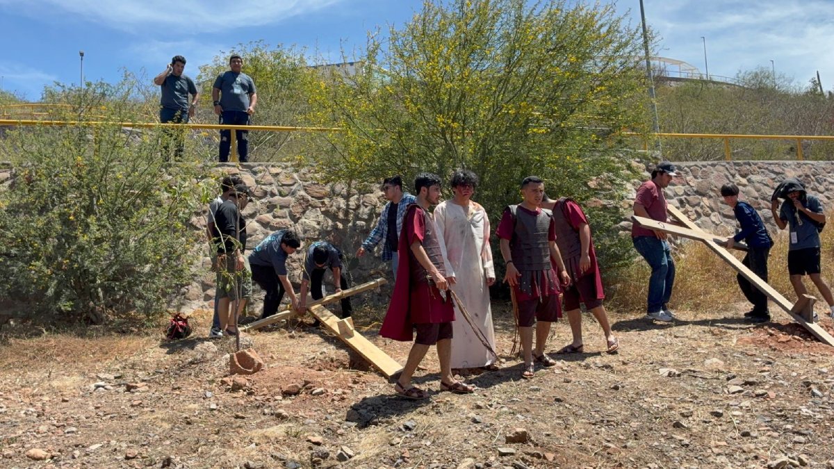 jovenes de los mochis reviven el viacrucis lugar