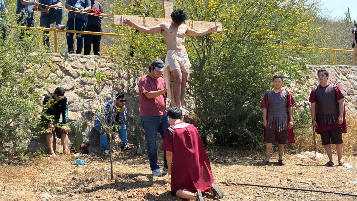 jovenes de los mochis reviven el viacrucis subir