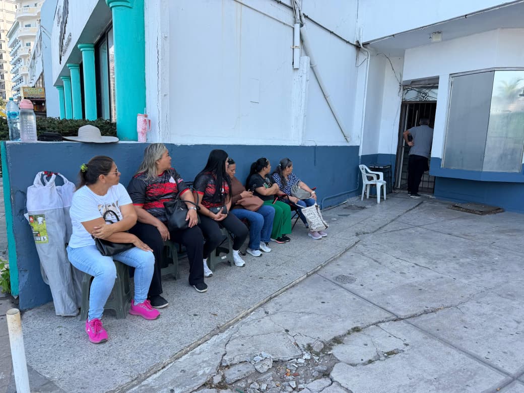 niños y adultos se manifiestaron en mazatlan sinaloa en apoyo a dos profesores deportivos detenidos