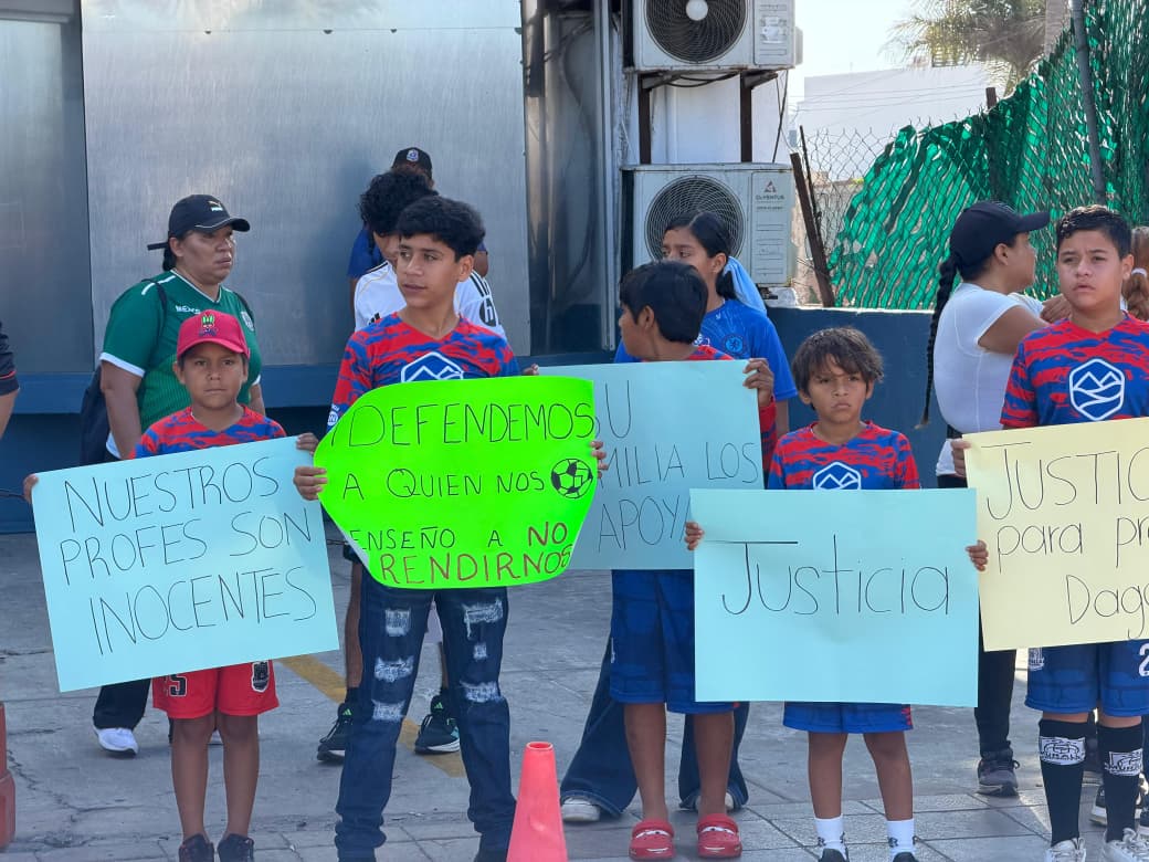 niños y adultos se manifiestaron en mazatlan sinaloa en apoyo a dos profesores deportivos detenidos
