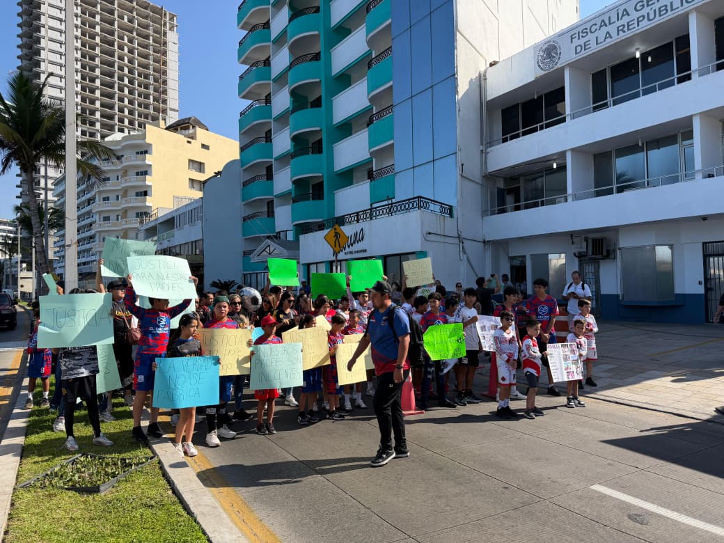niños y adultos se manifiestaron en mazatlan sinaloa en apoyo a dos profesores deportivos detenidos