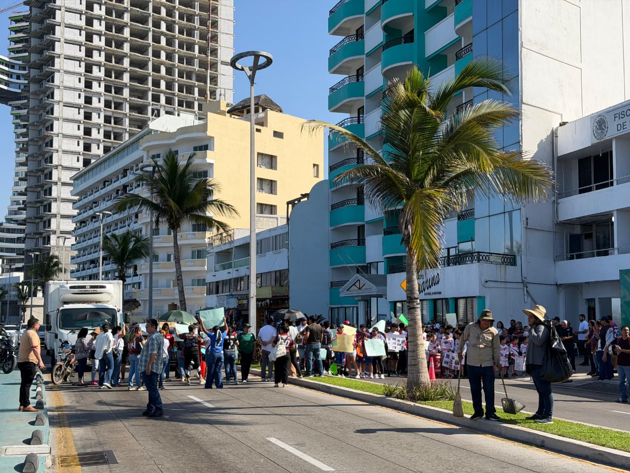 niños y adultos se manifiestaron en mazatlan sinaloa en apoyo a dos profesores deportivos detenidos