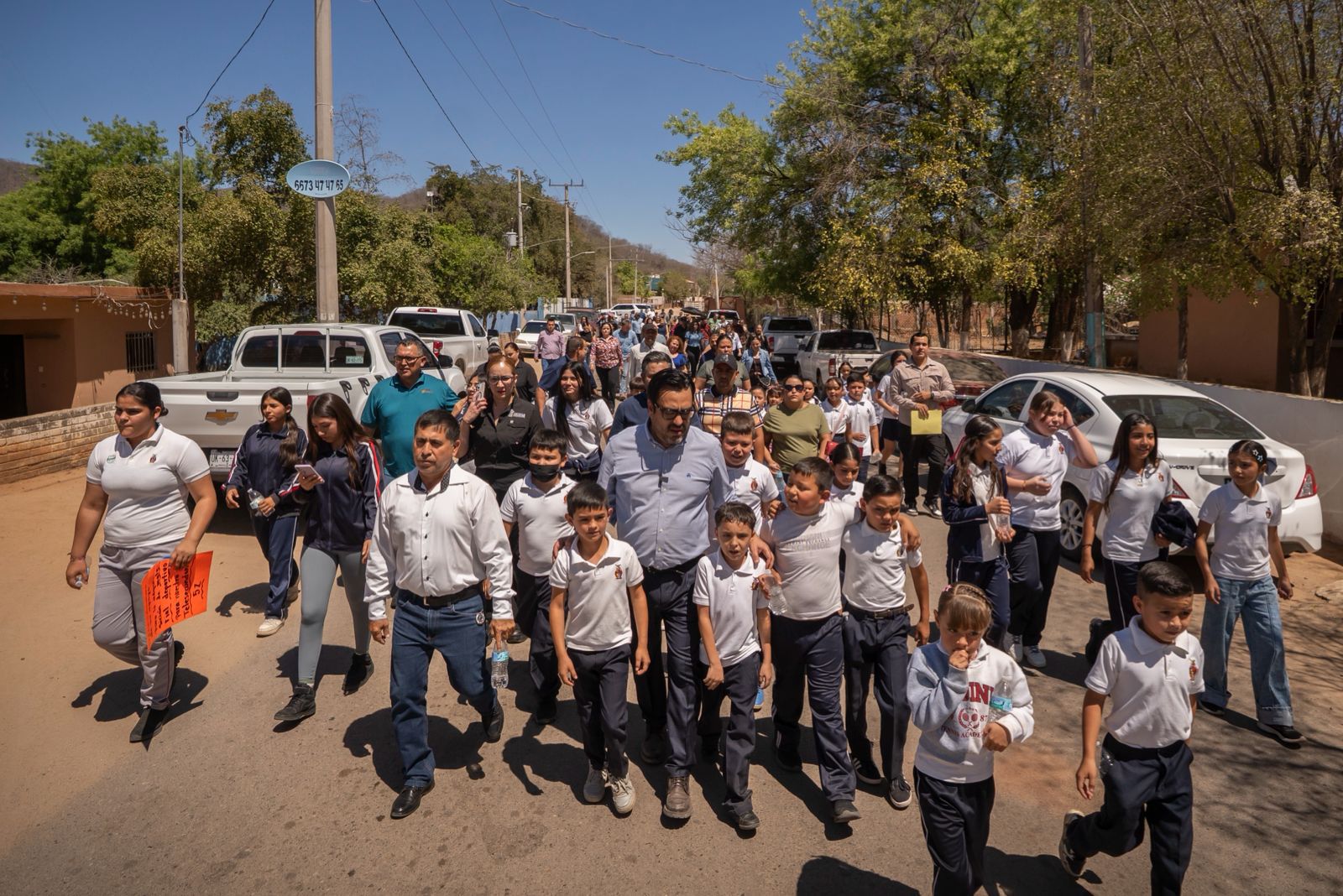 Gámez Mendívil inaugura las primeras calles pavimentadas de La Guamuchilera en Las Tapias, Culiacán