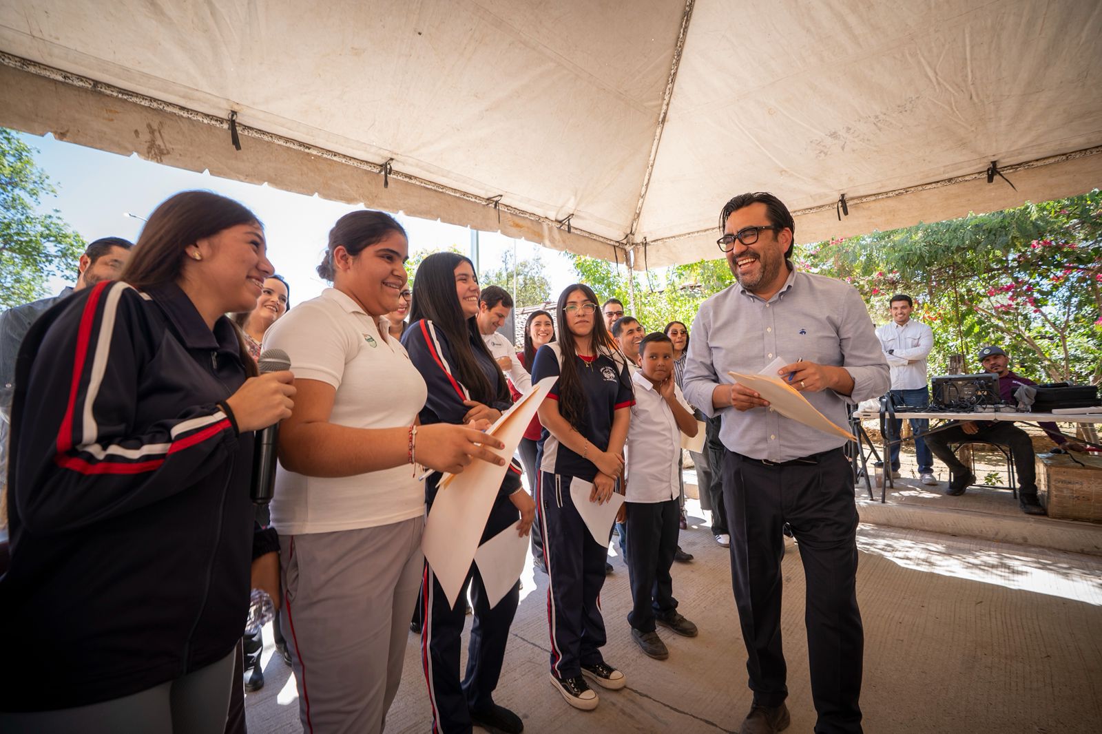 Gámez Mendívil inaugura las primeras calles pavimentadas de La Guamuchilera en Las Tapias, Culiacán