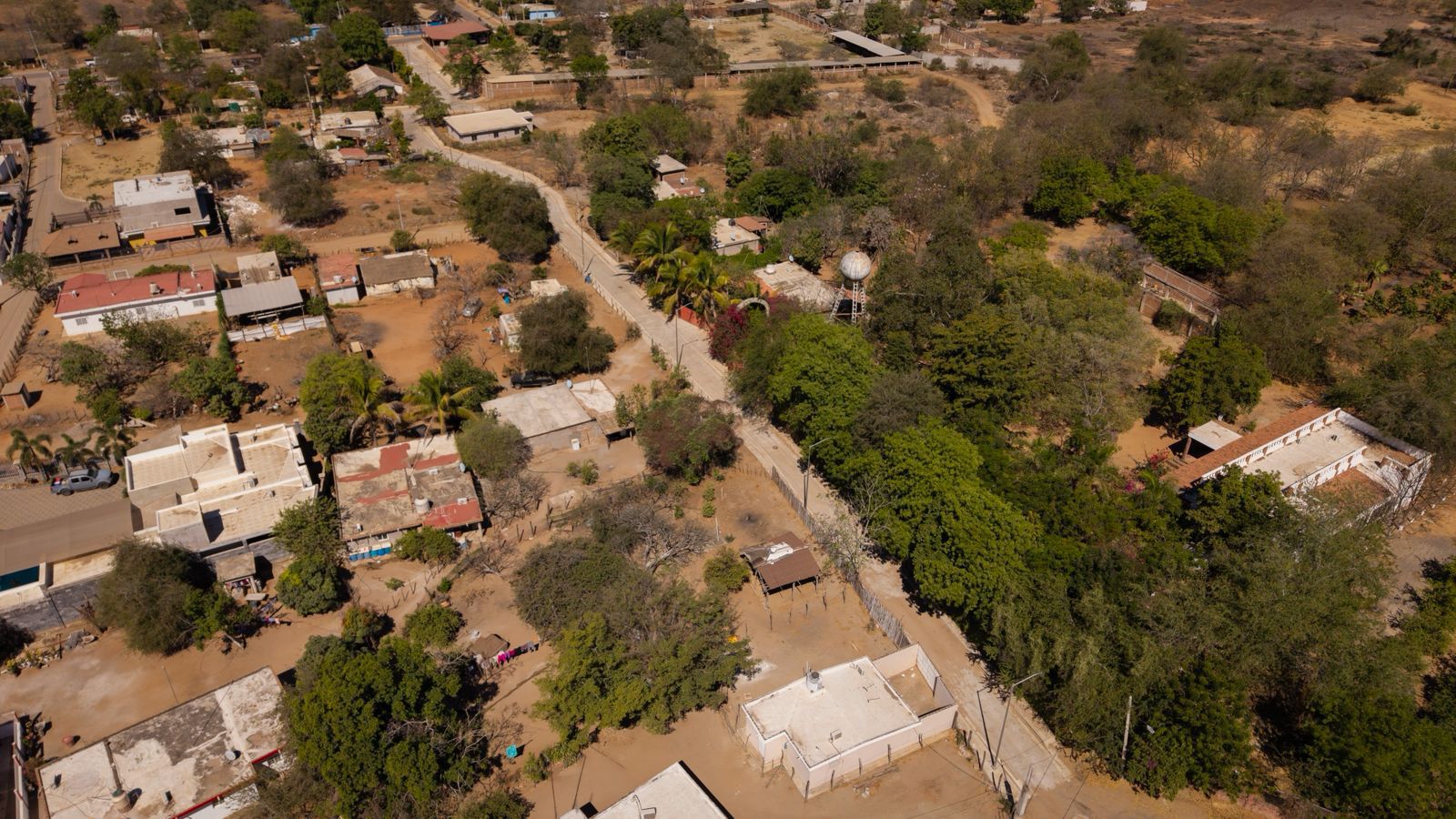 Gámez Mendívil inaugura las primeras calles pavimentadas de La Guamuchilera en Las Tapias, Culiacán