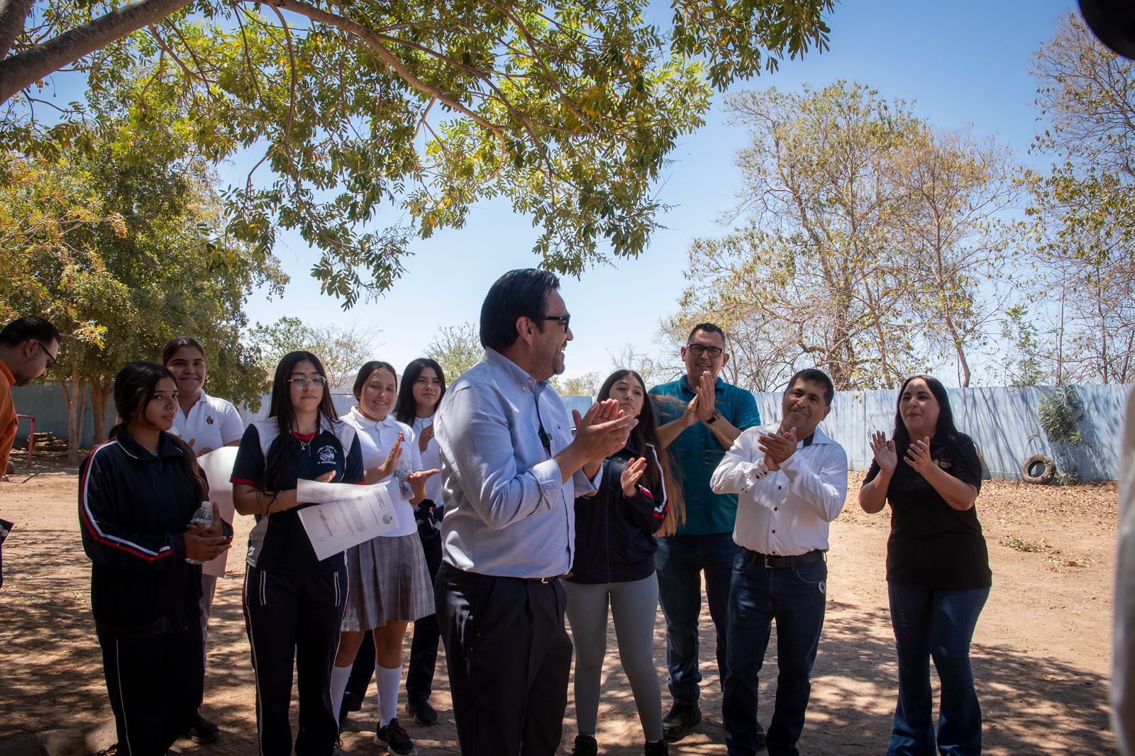 Gámez Mendívil inaugura las primeras calles pavimentadas de La Guamuchilera en Las Tapias, Culiacán