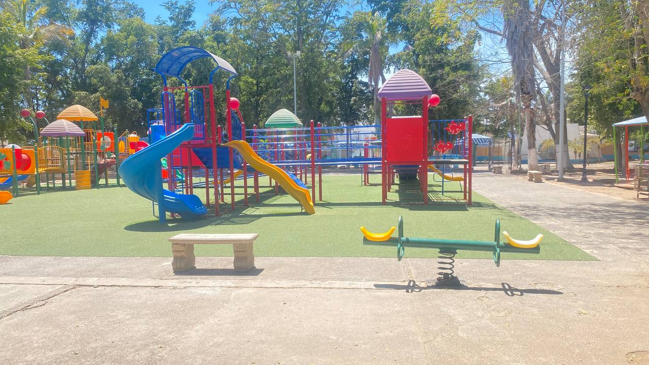 Juegos infantiles en parque Villafañe, en Guasave