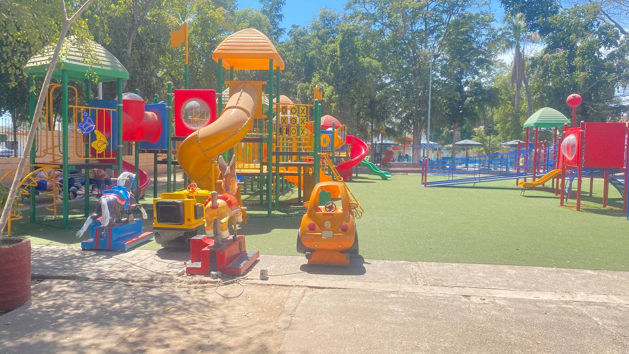 Juegos infantiles en parque Villafañe, en Guasave