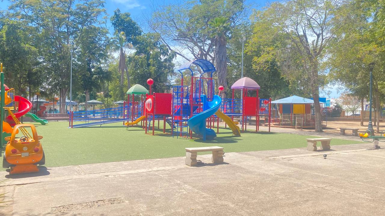 Juegos infantiles en parque Villafañe, en Guasave