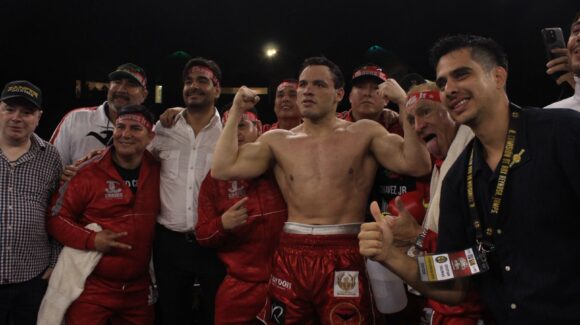 Julio César Chávez Jr derrota por KO a Jhon Caicedo en Reynosa