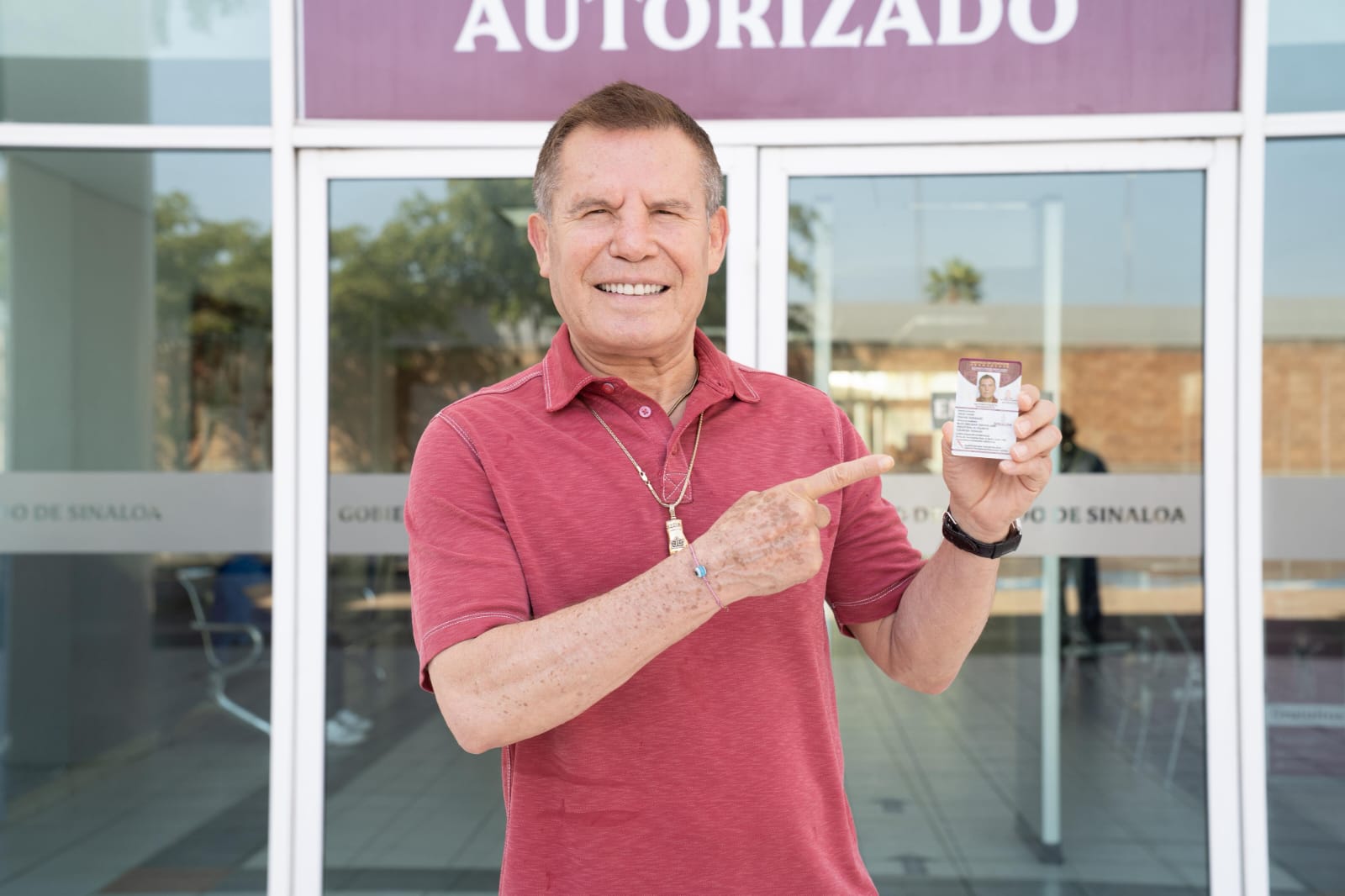 Julio César Chávez tramita licencia de conducir permanente en Culiacán