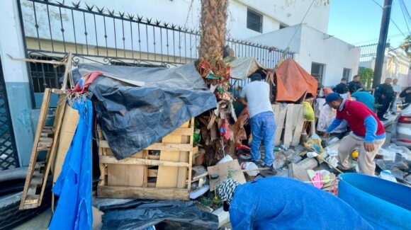 Atienden reporte ciudadano y retiran acumulación de residuos en la colonia Centro de Mazatlán, Sinaloa