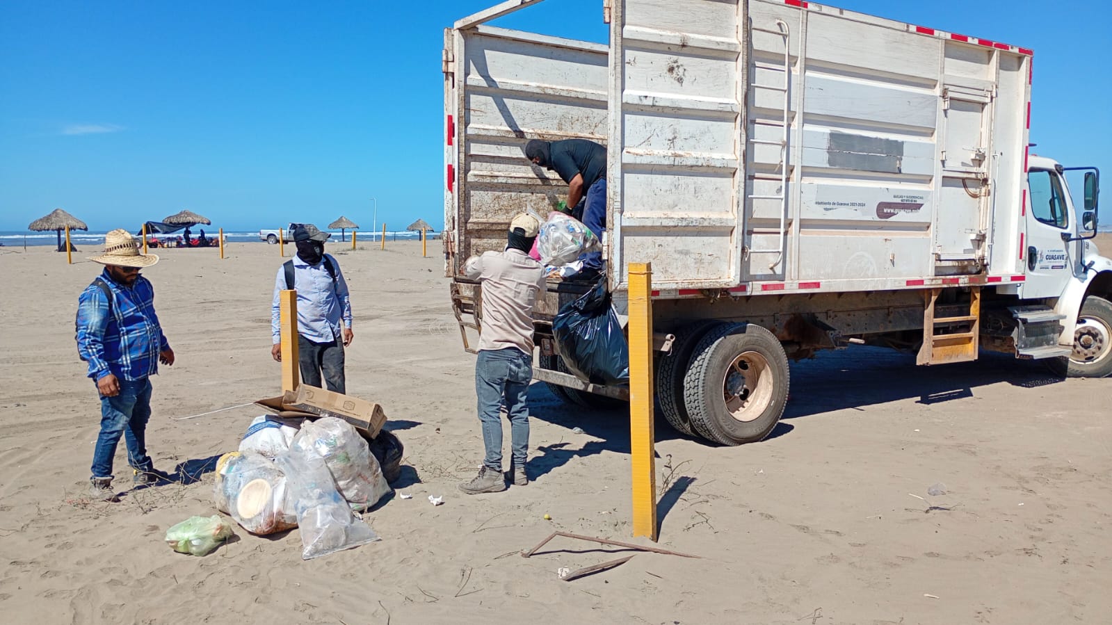 Labores de limpieza en playas de Guasave tras Semana Santa