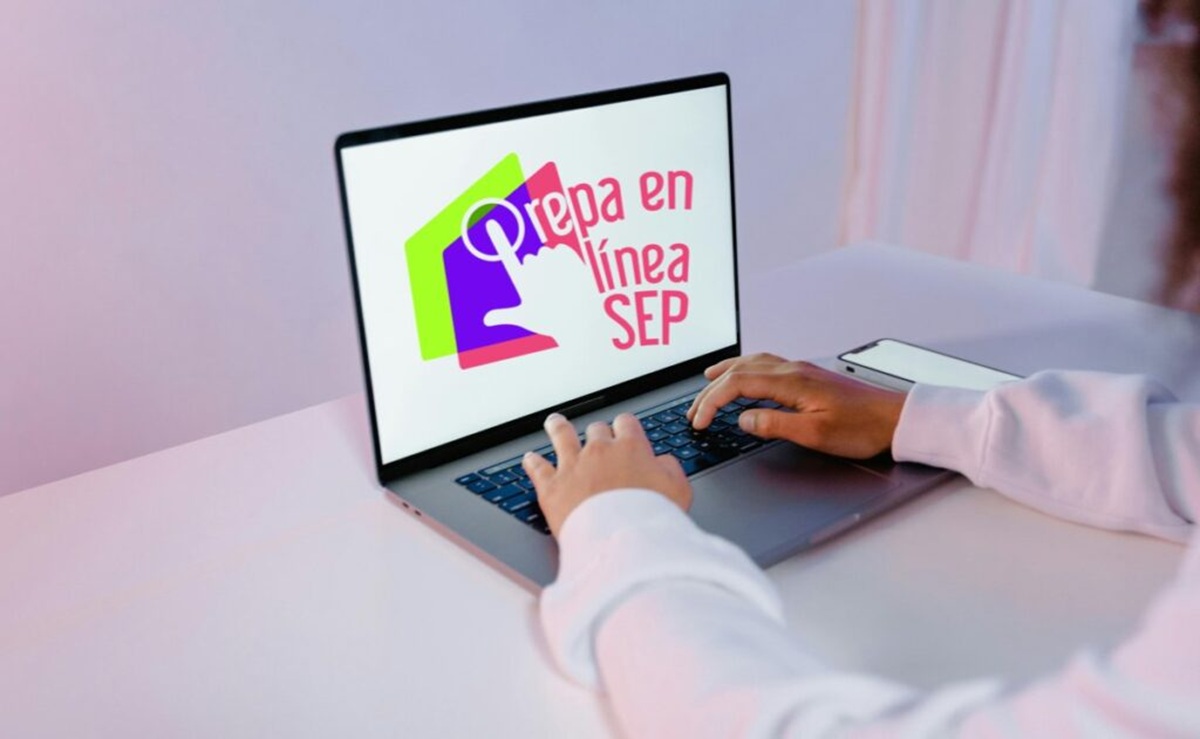 Pantalla de Laptop con logo de prepa en línea