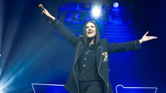 Laura Pausini detiene concierto en Perú para regañar a sus fans por no corear sus canciones