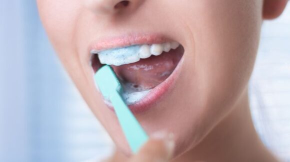 En las mañanas, ¿cuándo se deben lavar los dientes, antes o después de desayunar?