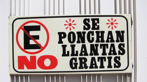 Qué pasa si ponchas las llantas de un auto que bloquea tu cochera: lo que dice la ley
