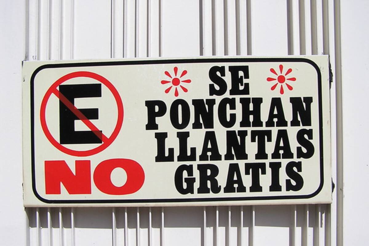 letrero de se ponchan llantas gratis