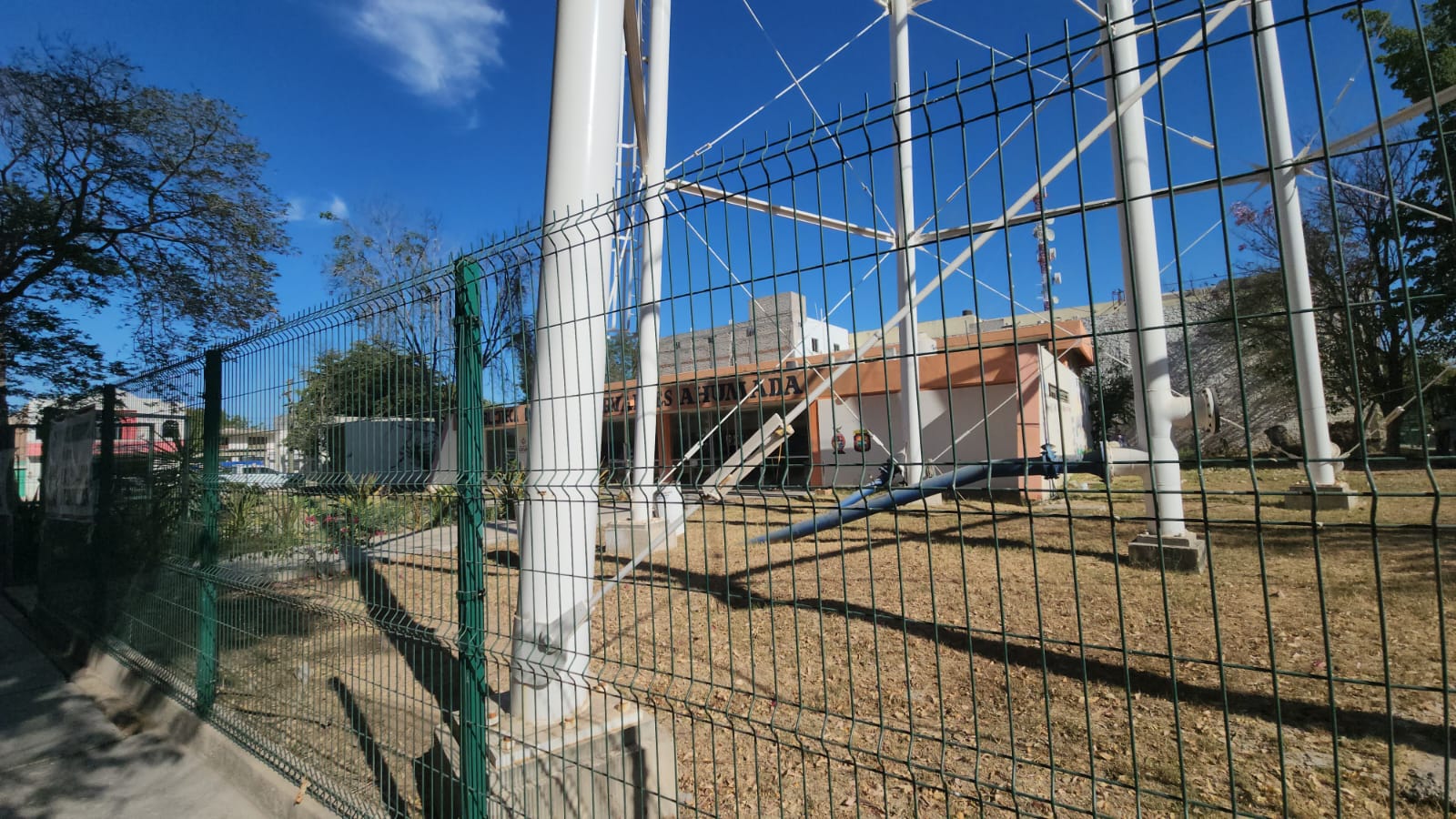 Limpian biblioteca Raúl Cervantes en Guasave