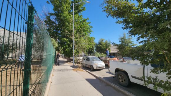 Tras convocatoria ciudadana, Ayuntamiento “se adelanta” y limpia biblioteca Raúl Cervantes en Guasave
