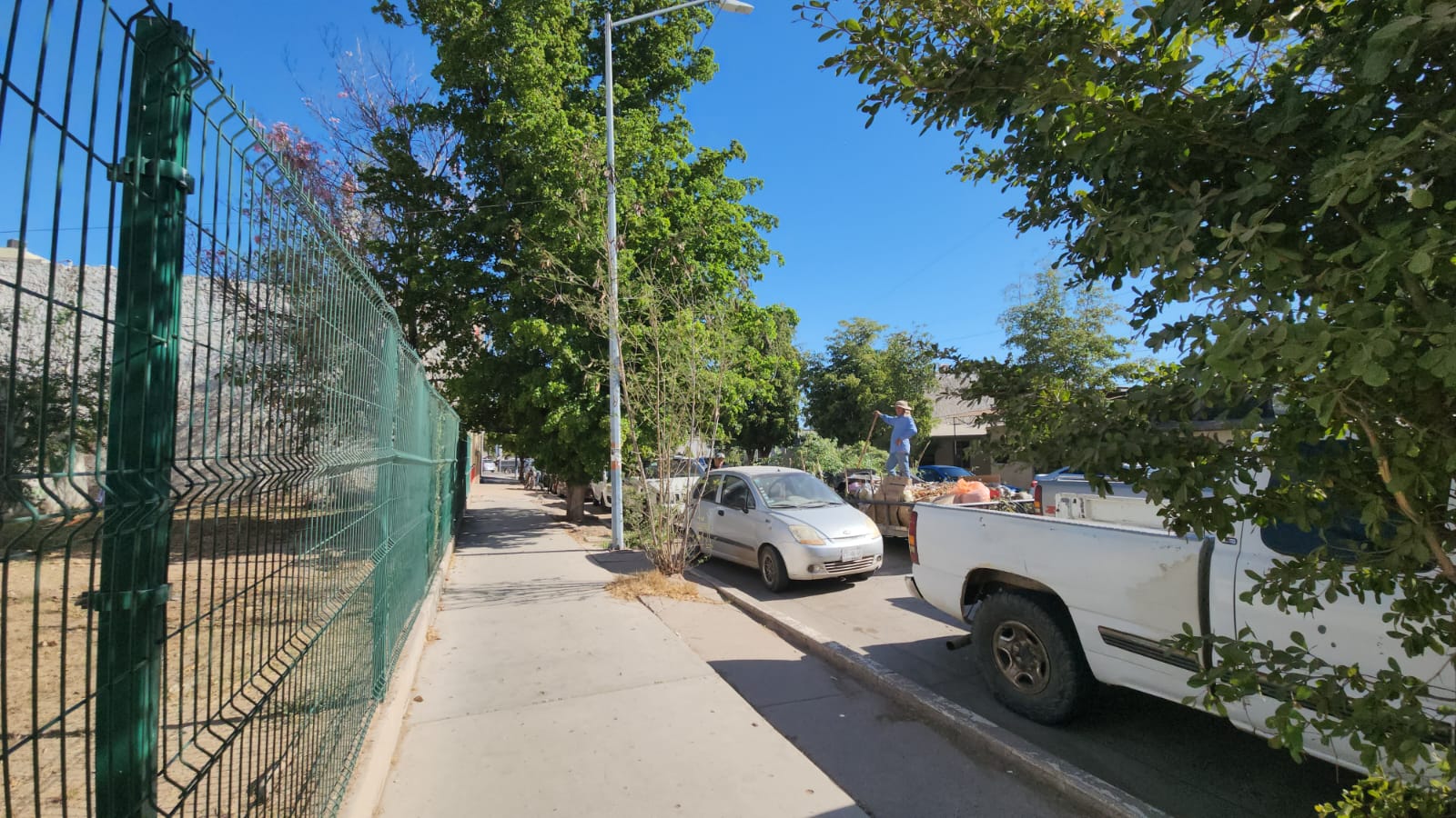 Limpian biblioteca Raúl Cervantes en Guasave