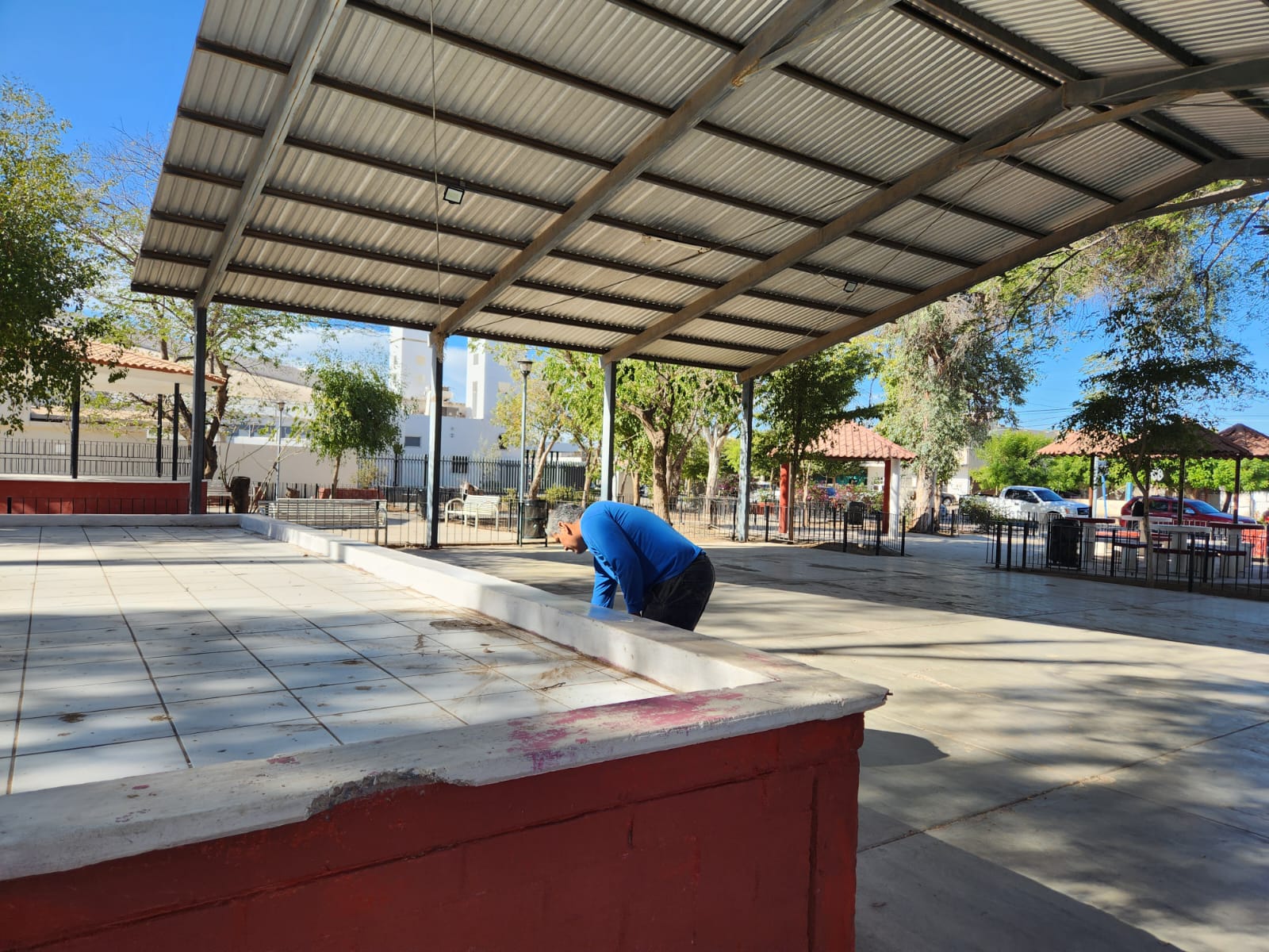 Limpian biblioteca Raúl Cervantes en Guasave
