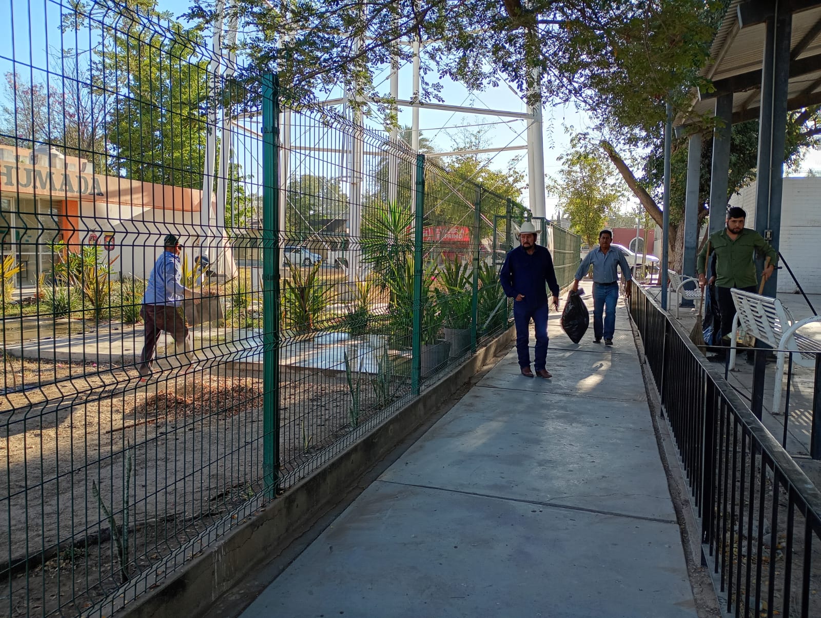 Limpian biblioteca Raúl Cervantes en Guasave