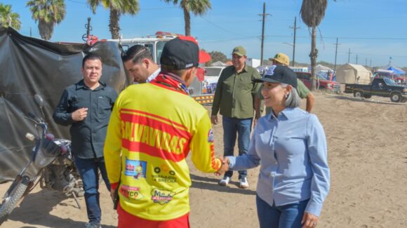 Supervisa alcaldesa de Salvador Alvarado servicios y atención en playa Bellavista durante Semana Santa