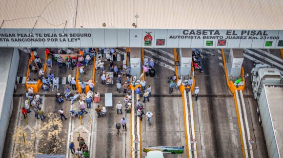 No vamos a ceder hasta que paguen lo que les deben: Baltazar Valdez; toma de casetas en Sinaloa se mantiene firme