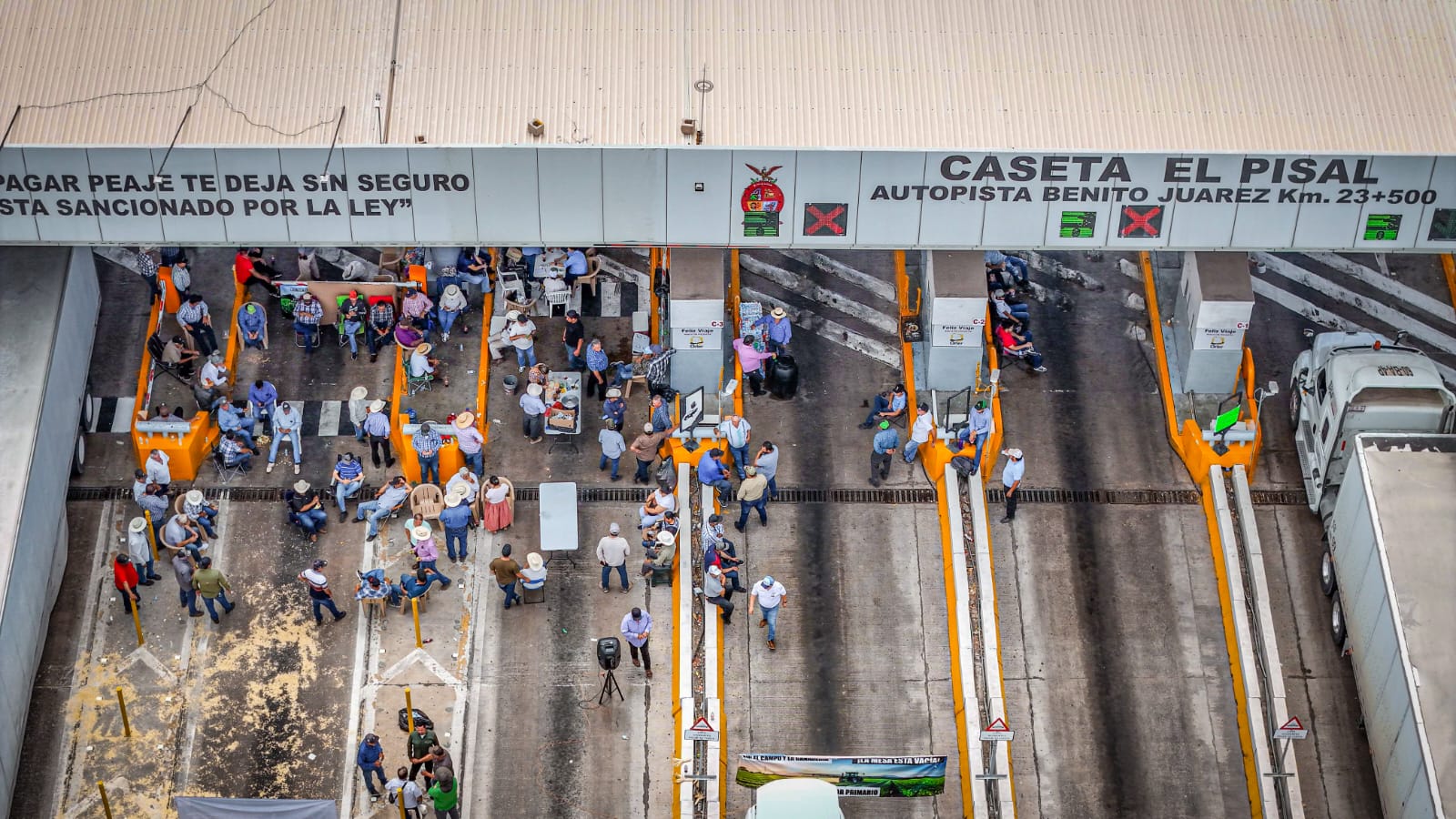 Manifestación de agricultores en la caseta de cobro de El Pisal