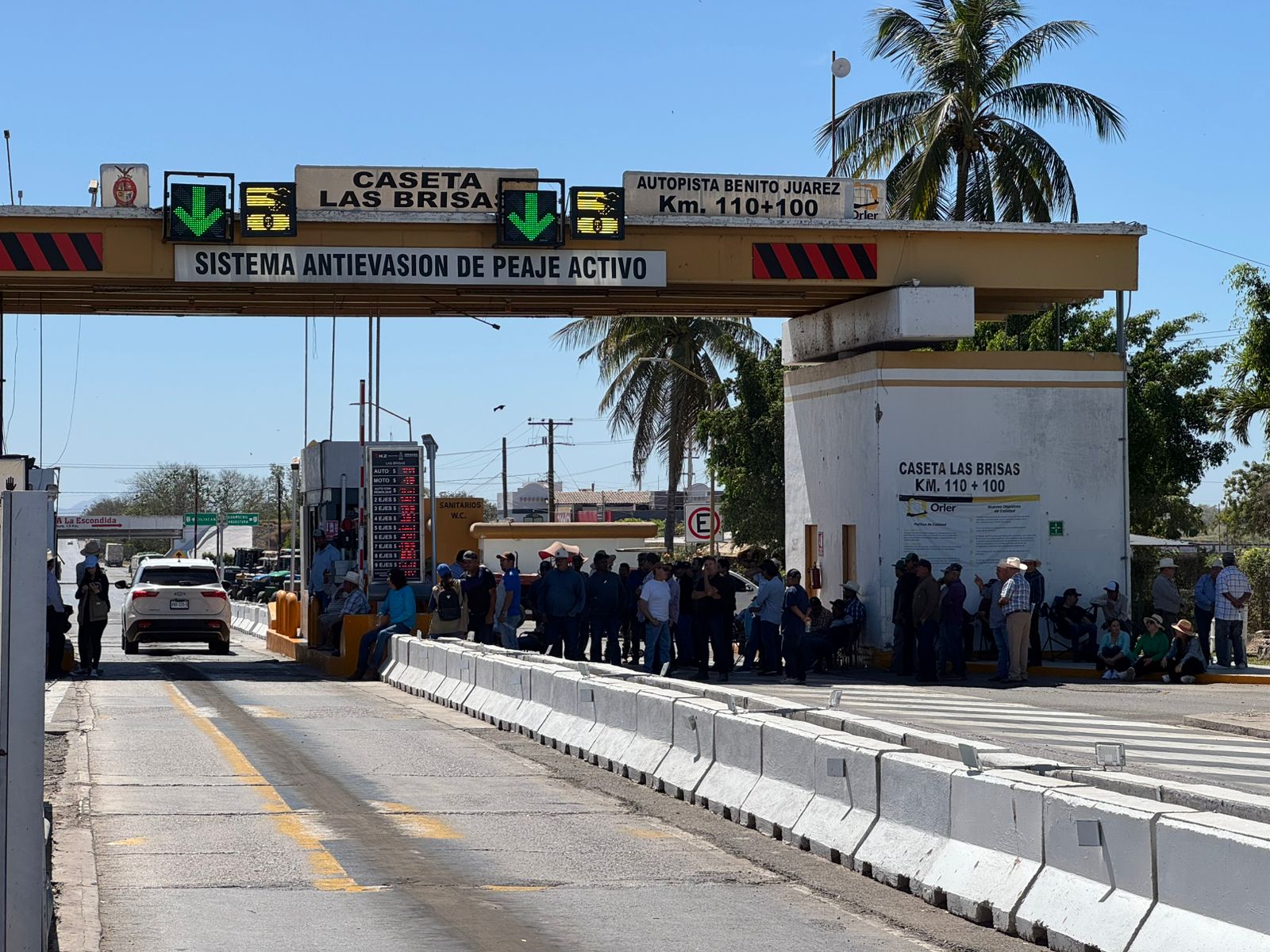 Manifestación de productores agrícolas en la caseta de las Brisas, en Angostura, Sinaloa