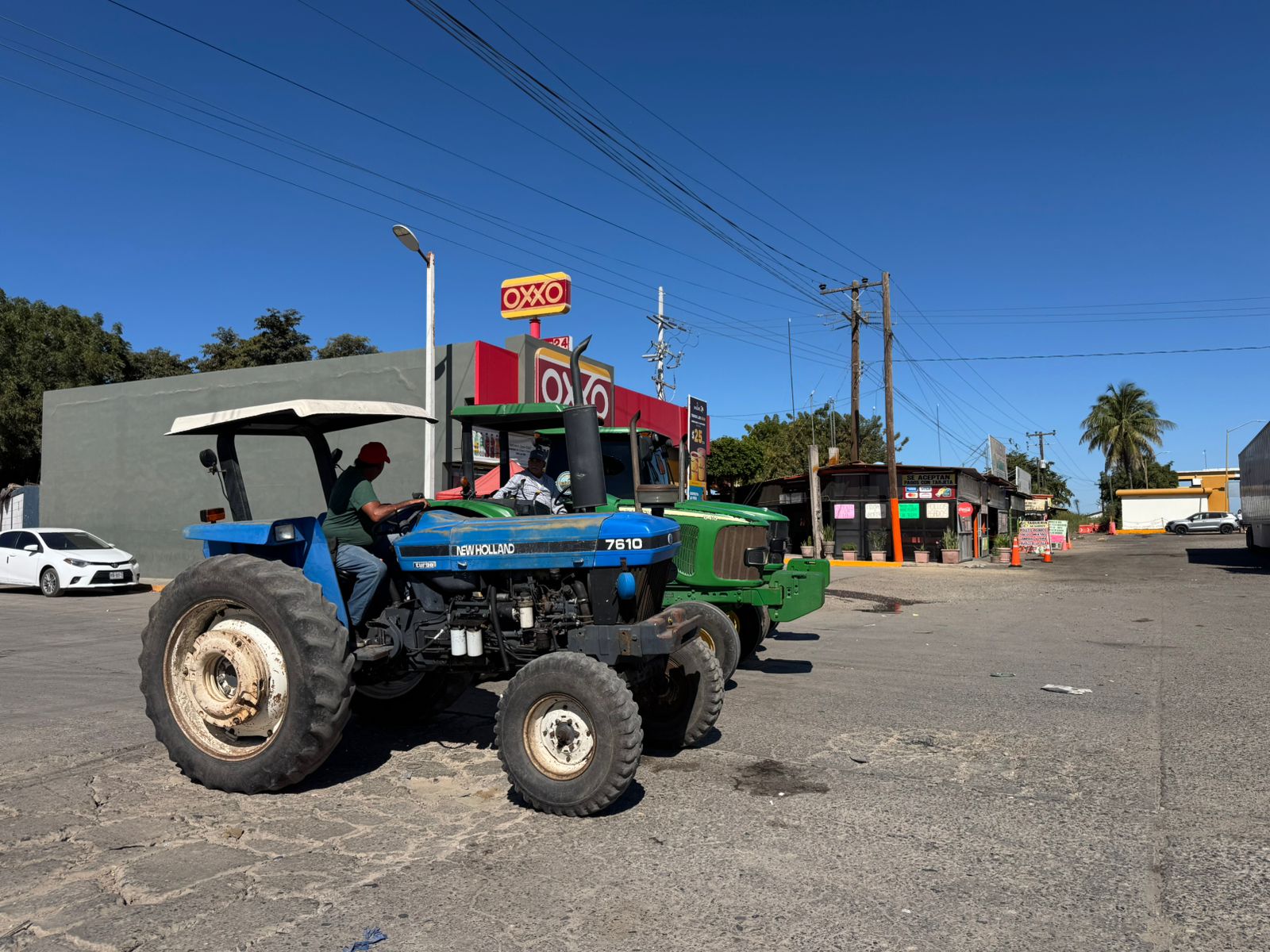 Manifestación de productores agrícolas en la caseta de las Brisas, en Angostura, Sinaloa