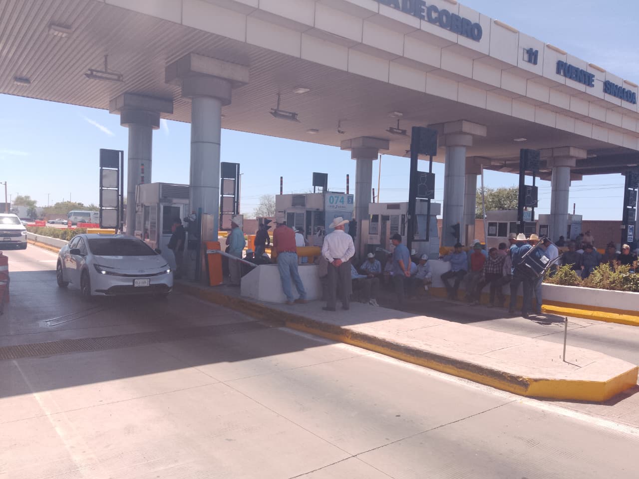 Manifestación de productores en caseta de Cuatro Caminos, Guasave