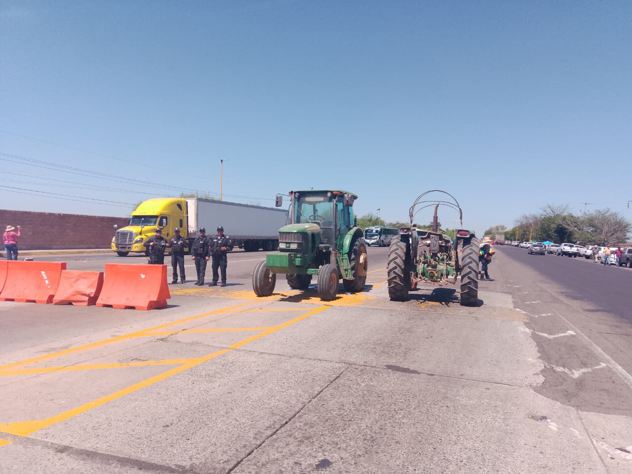 Manifestación de productores en caseta de Cuatro Caminos, Guasave