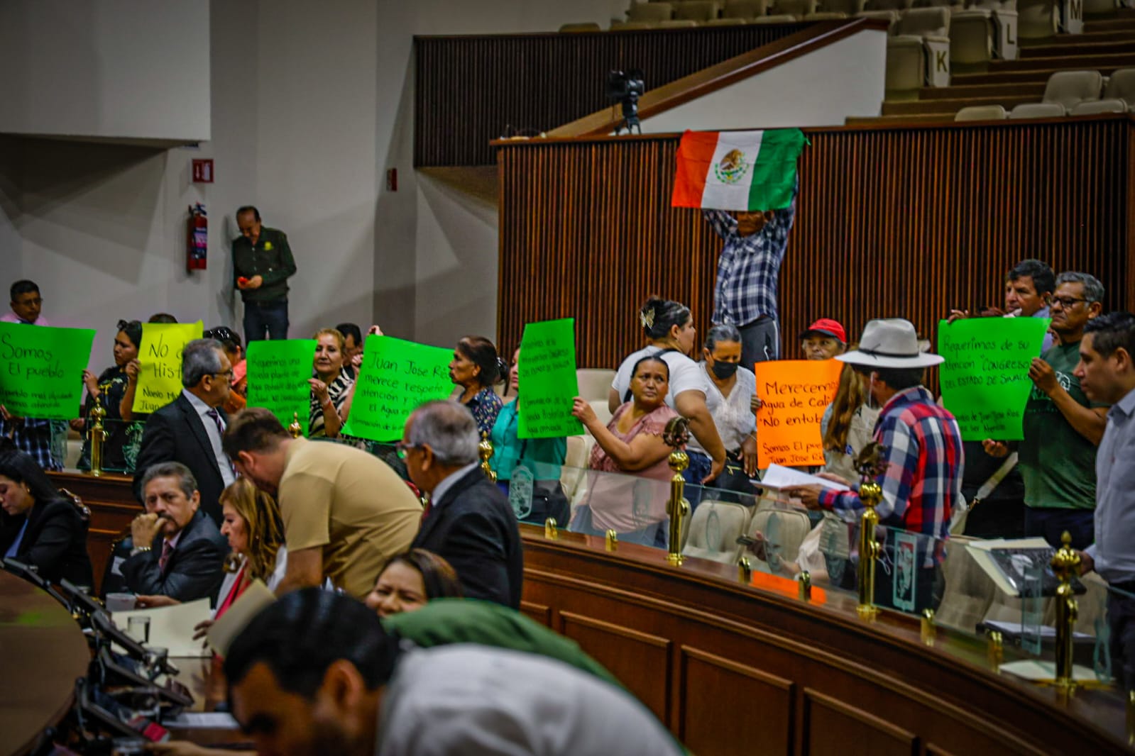 Vecinos de Juan José Ríos se manifiestan en el Congreso de Sinaloa