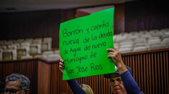 Vecinos de Juan José Rios se manifiestan en el Congreso de Sinaloa, acusan deudas heredadas de hasta 100 mil pesos por agua entubada
