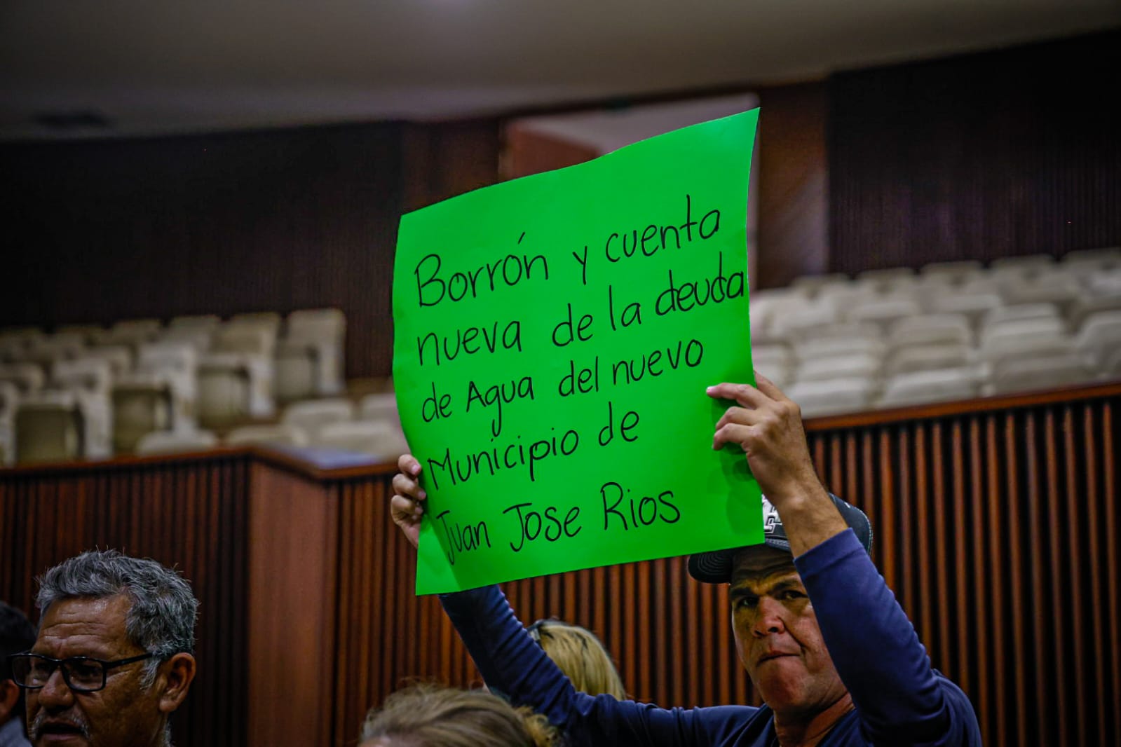 Vecinos de Juan José Ríos se manifiestan en el Congreso de Sinaloa