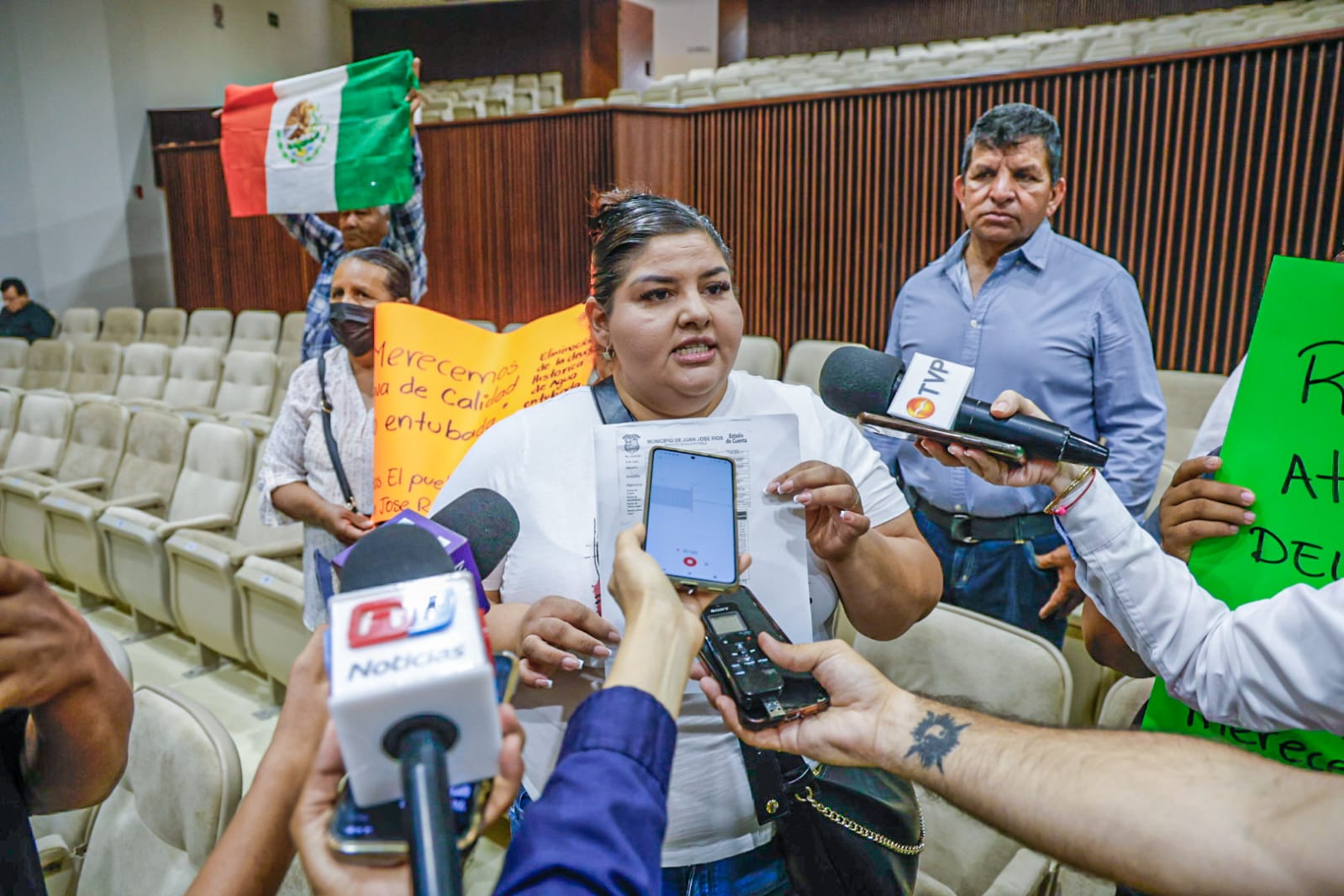 Vecinos de Juan José Ríos se manifiestan en el Congreso de Sinaloa