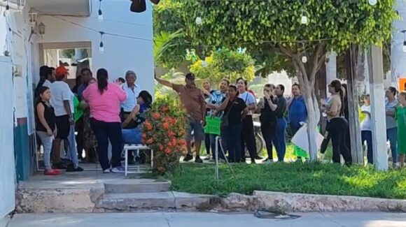 “¡Que renuncie!” Se manifiestan contra Leopoldo Ibarra, como síndico electo en San Pedro, Navolato; denuncian falta de transparencia